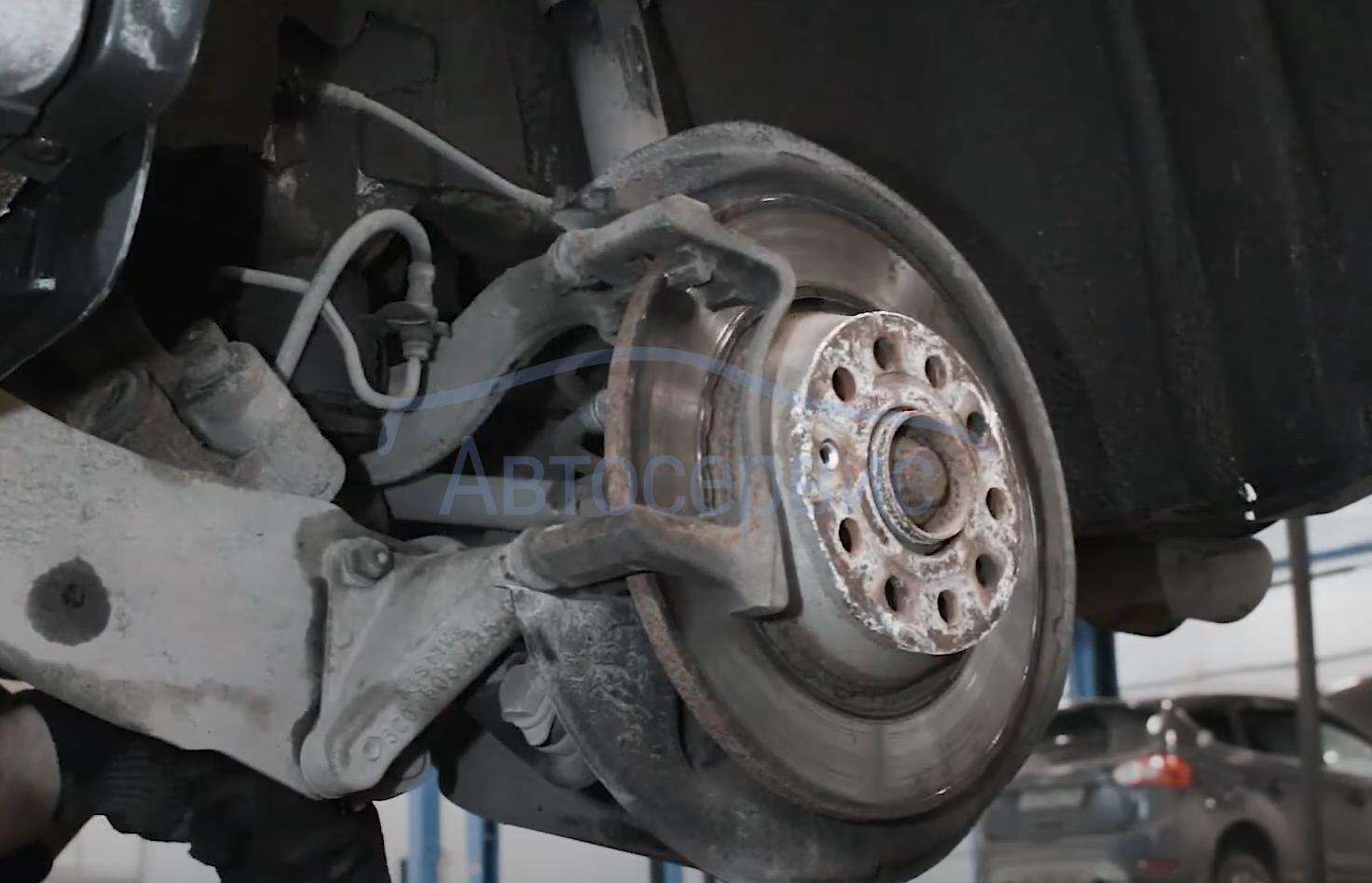 Замена задних тормозных колодок Фольксваген Тигуан в сети надежных ...